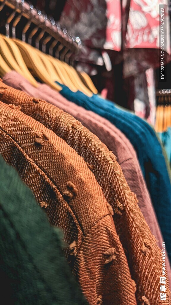多彩服饰挂架展示