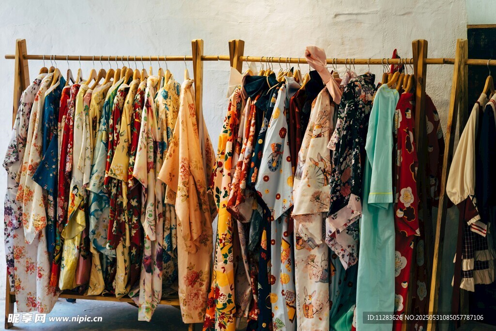多彩服饰挂架展示