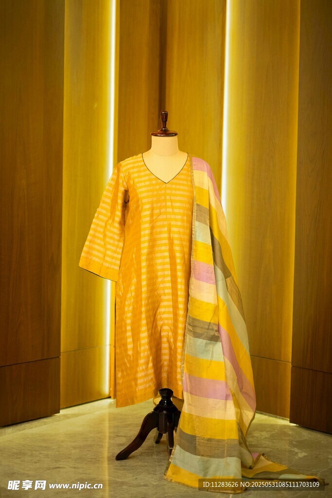 黄色时尚服饰展示