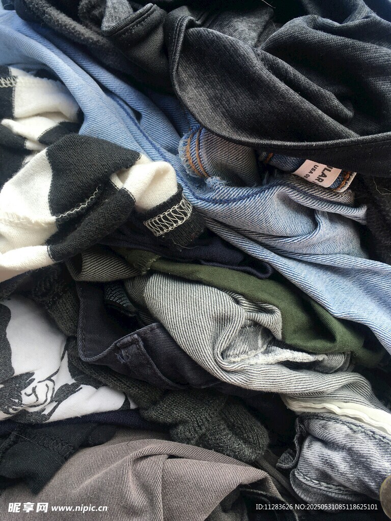 杂乱堆放的衣服