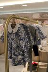 时尚衣物陈列展示架上