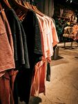 店内挂着多样款式的服装