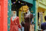 街边时尚服饰店橱窗展示