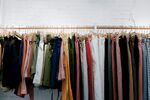 多样服饰挂于衣架展示