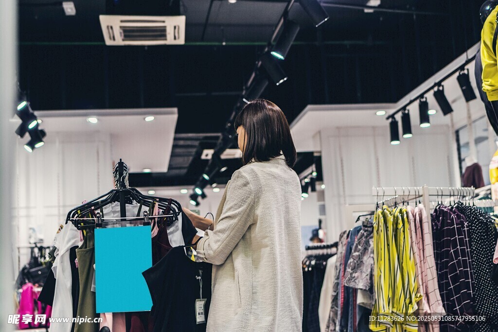 女子店内挑选多彩服装