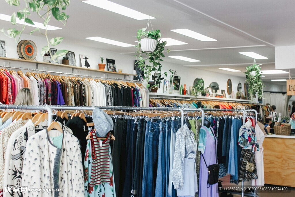 时尚服装店内部陈列展示