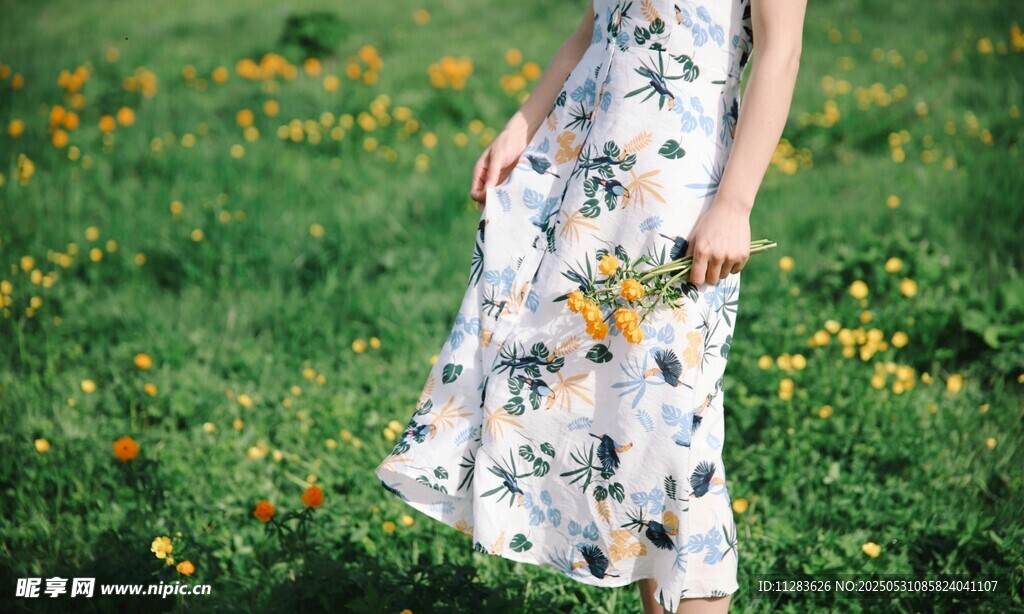 女子漫步繁花草地间