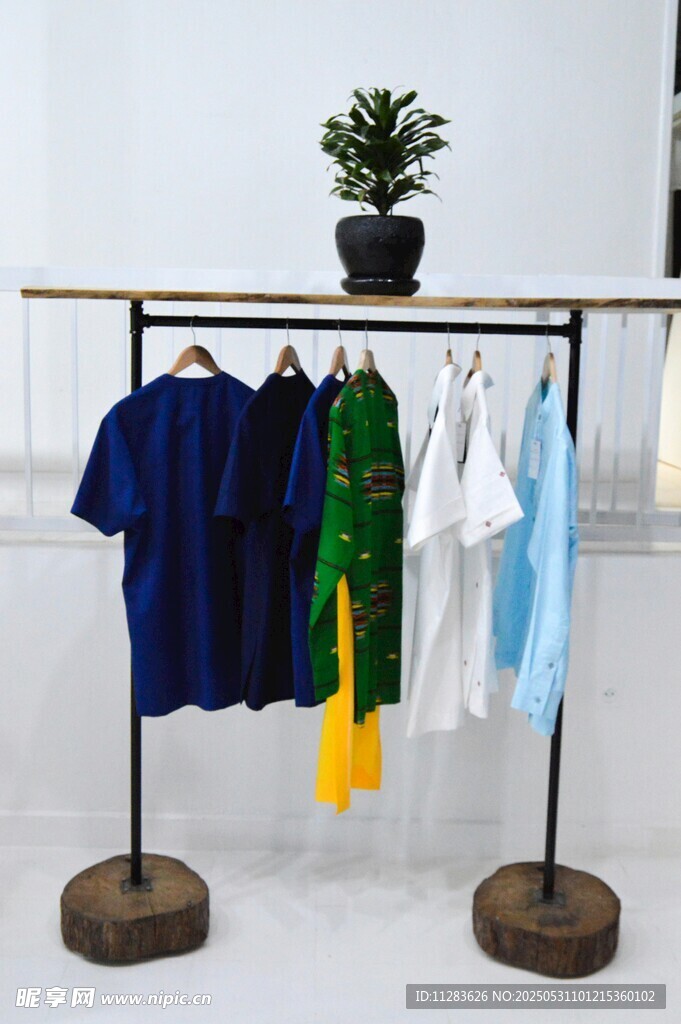 简约衣架展示多彩衣物
