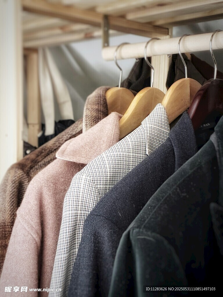 多样款式挂式服装展示