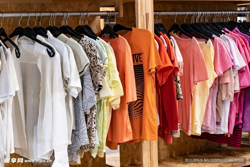 多彩服装挂架展示
