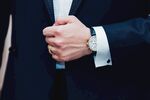 男士整理西装衣袖