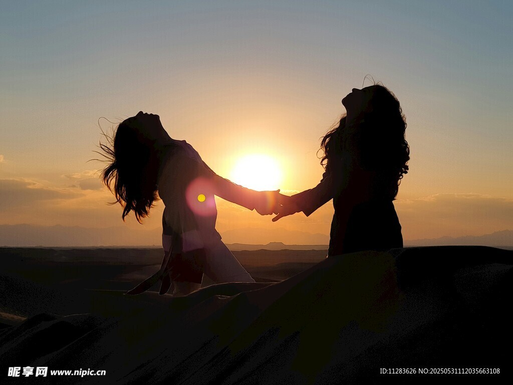 夕阳下牵手的两位女性
