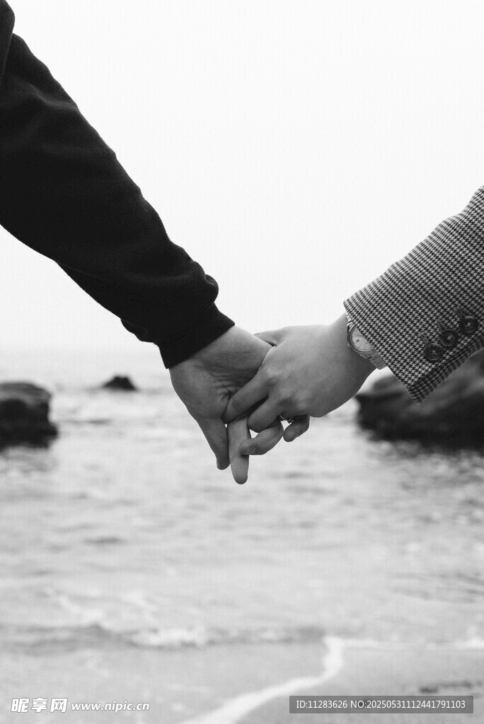 海边牵手的浪漫瞬间