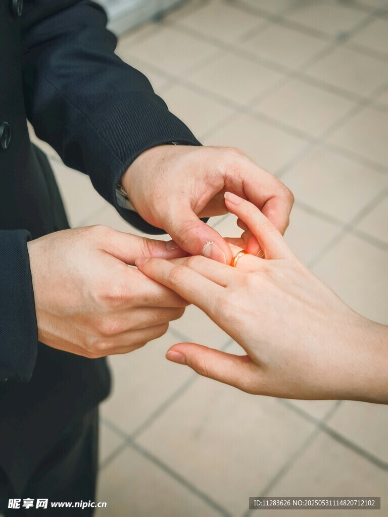 新人戴婚戒瞬间