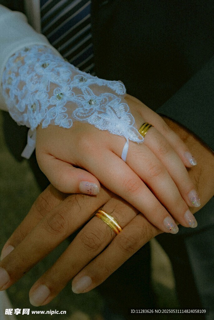 情侣牵手戴婚戒瞬间
