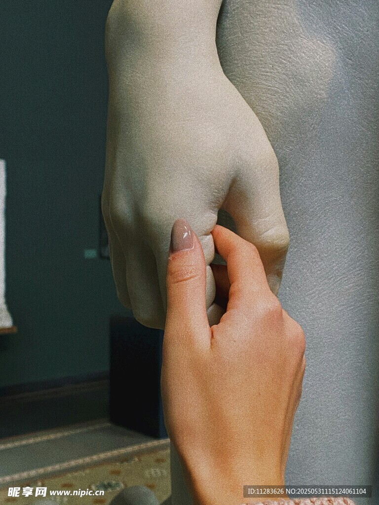 手与雕塑的细腻互动