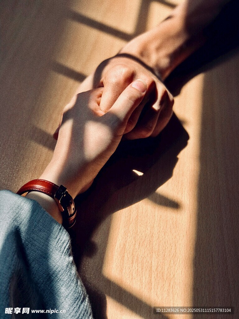 情侣牵手特写