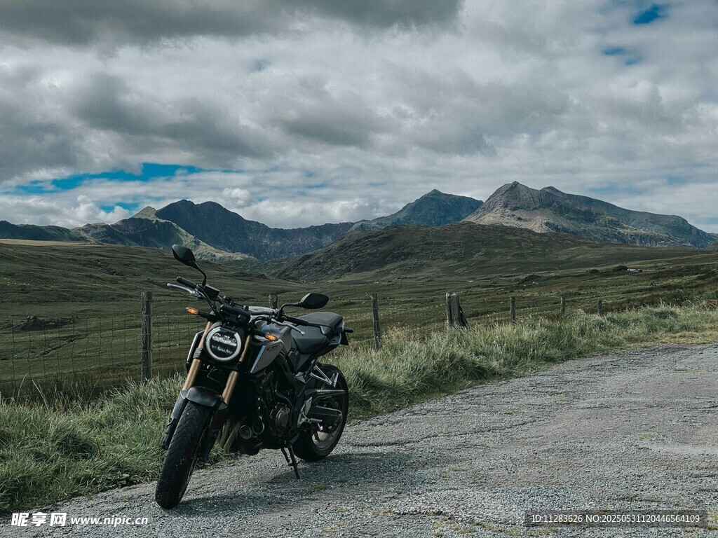 公路上的酷炫摩托车与远山