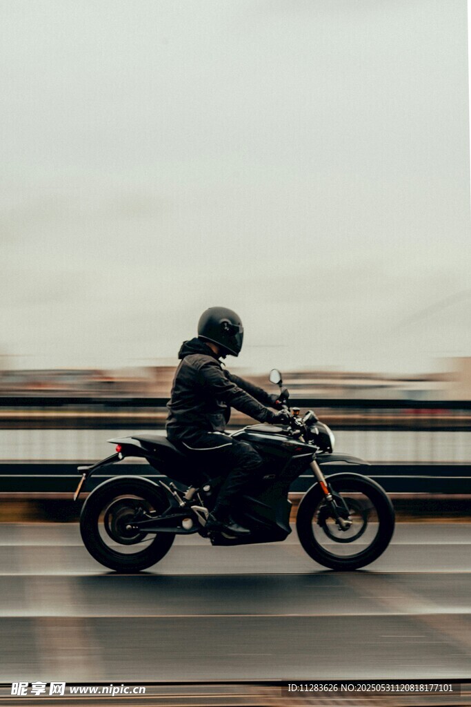 公路上骑行的摩托车骑士