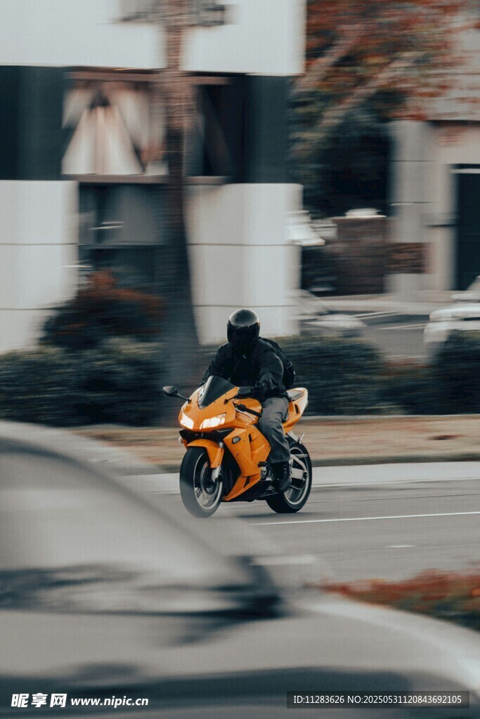 公路上疾驰的橙色摩托车