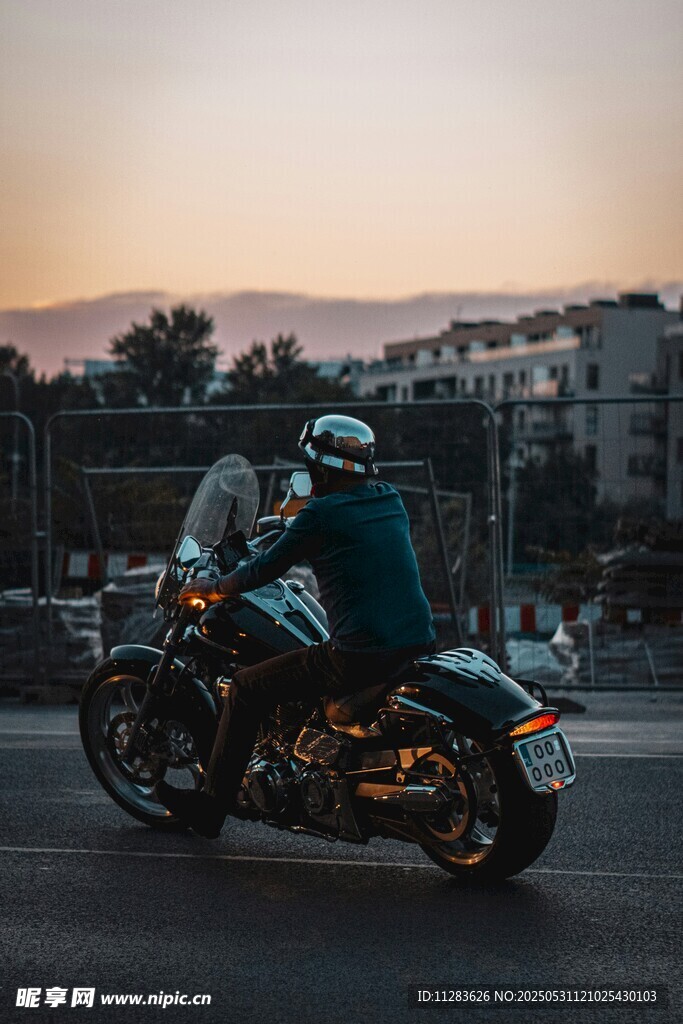 夕阳下的摩托车骑行者