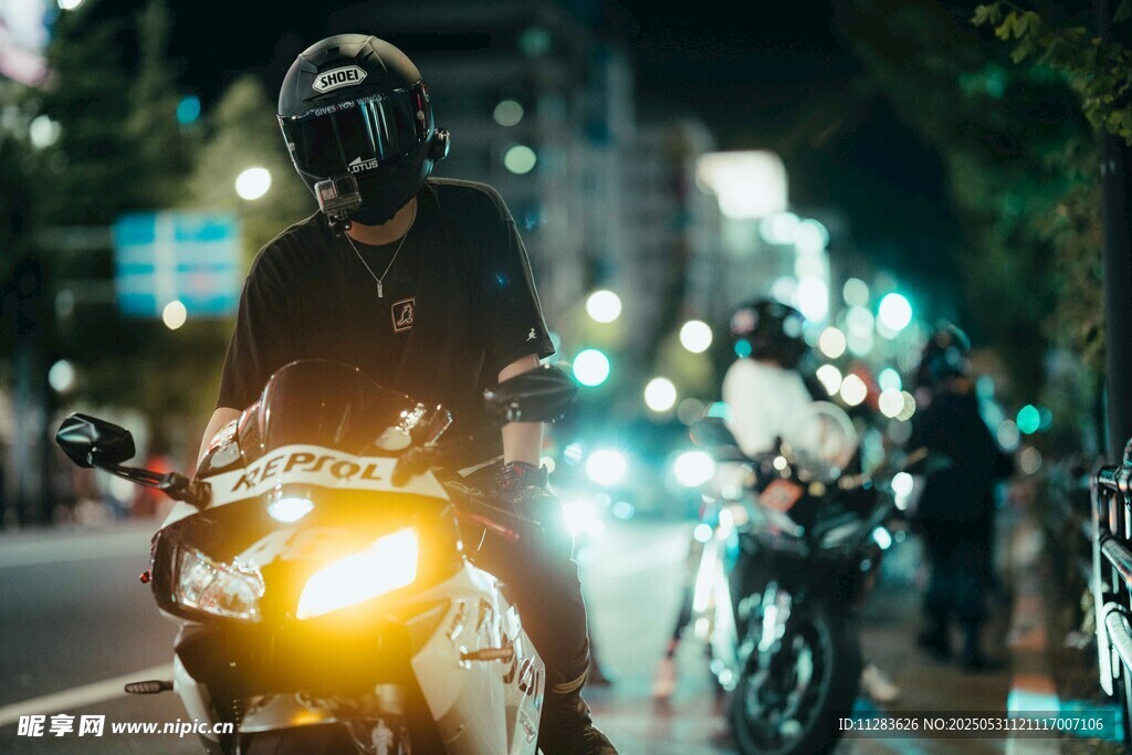 夜晚街头的摩托车骑手