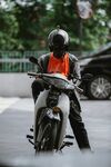 摩托车手帅气骑行瞬间