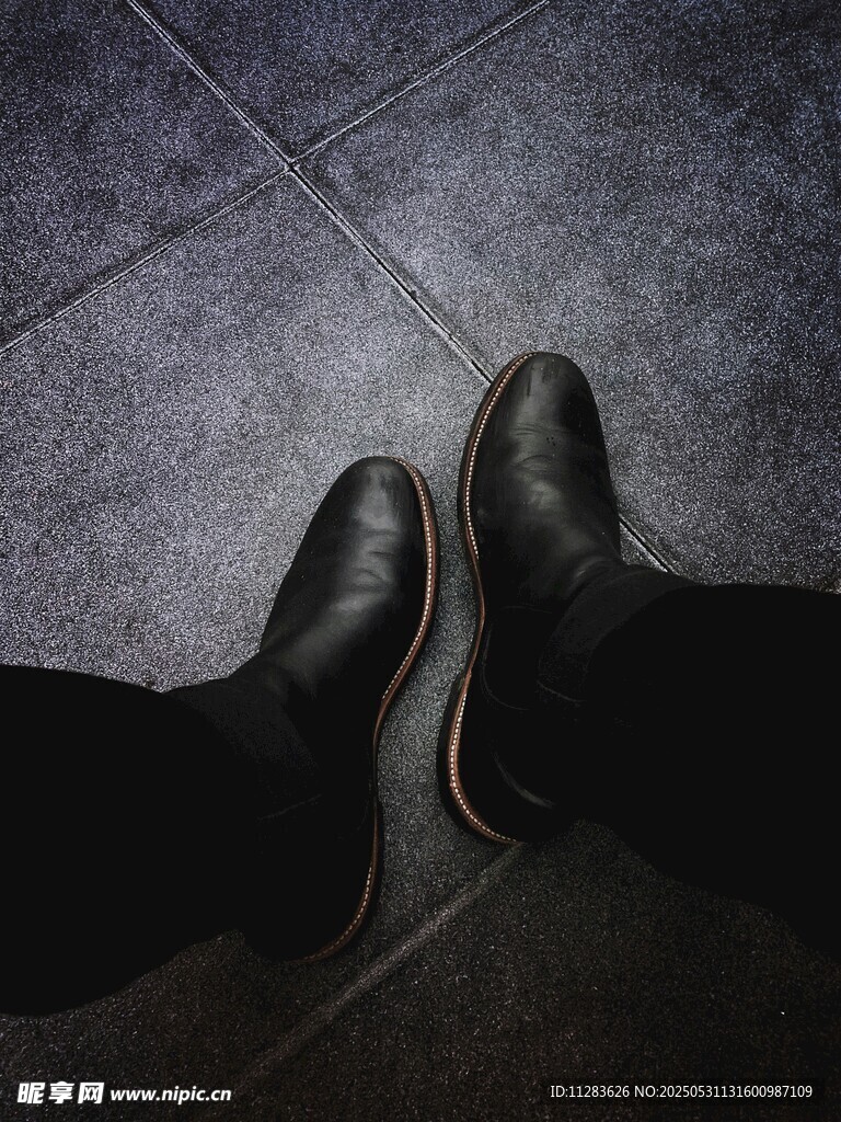 俯视视角下的黑色皮鞋