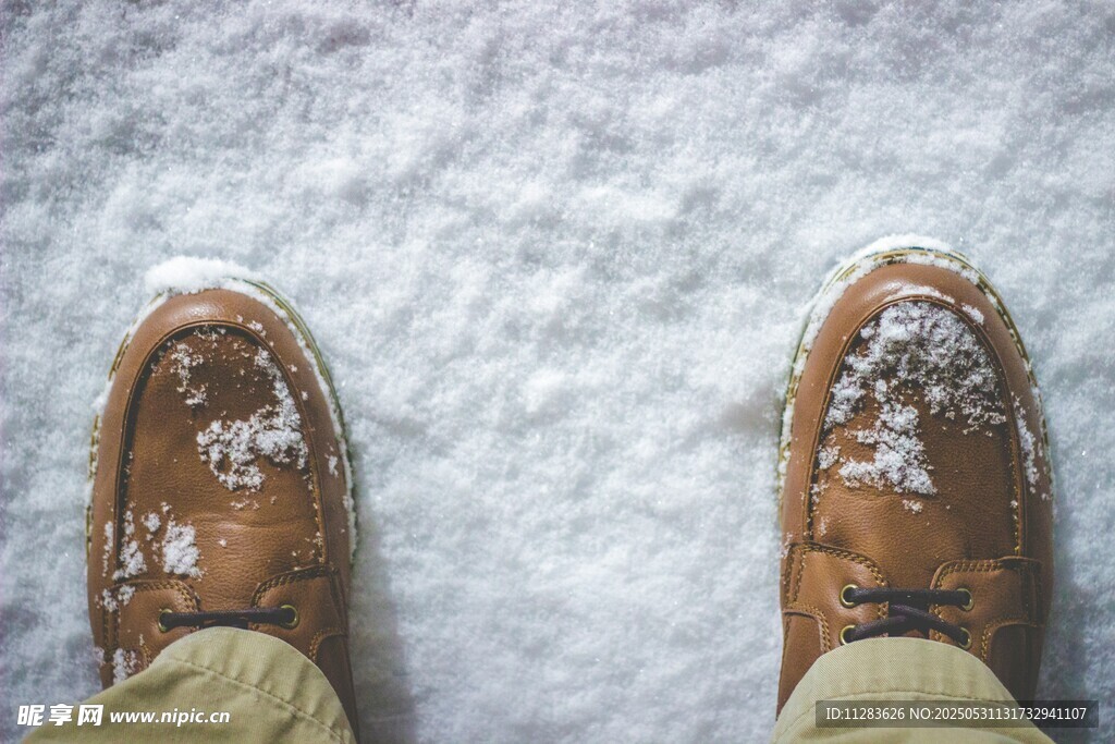 雪地中的户外鞋履