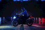 夜晚酷炫摩托车骑行瞬间