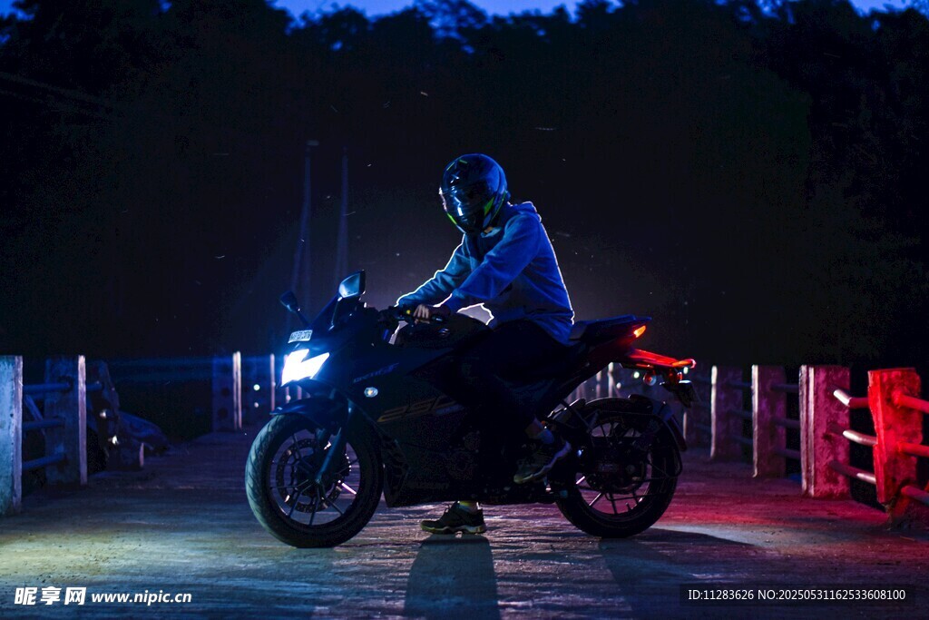 夜晚酷炫摩托车骑行瞬间