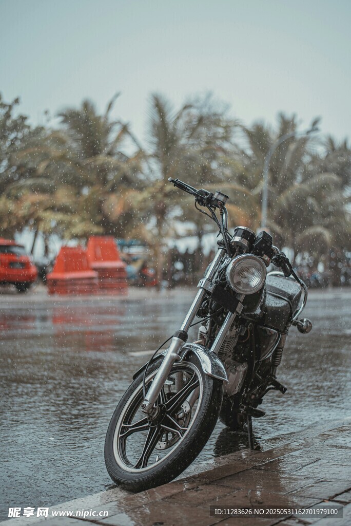 雨中停放的酷炫摩托车