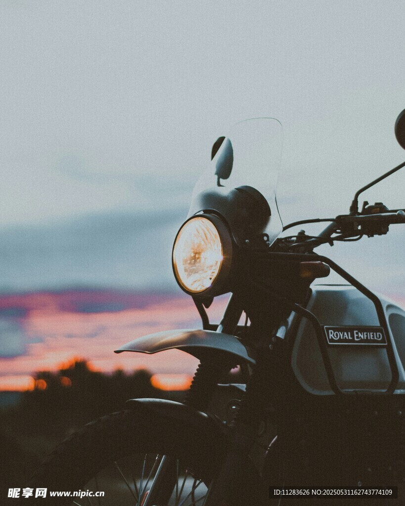 夕阳下的复古摩托车
