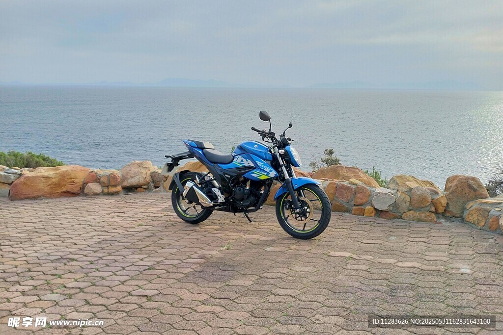 海边停驻的蓝色越野摩托车