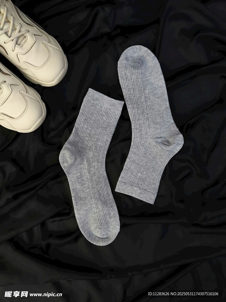 简约风袜子与休闲鞋搭配