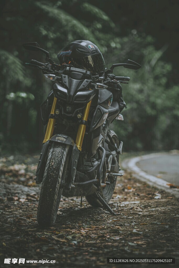 公路旁的酷炫黑色摩托车