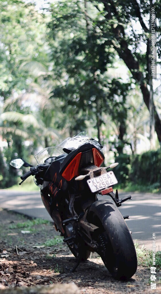 公路旁酷炫摩托车