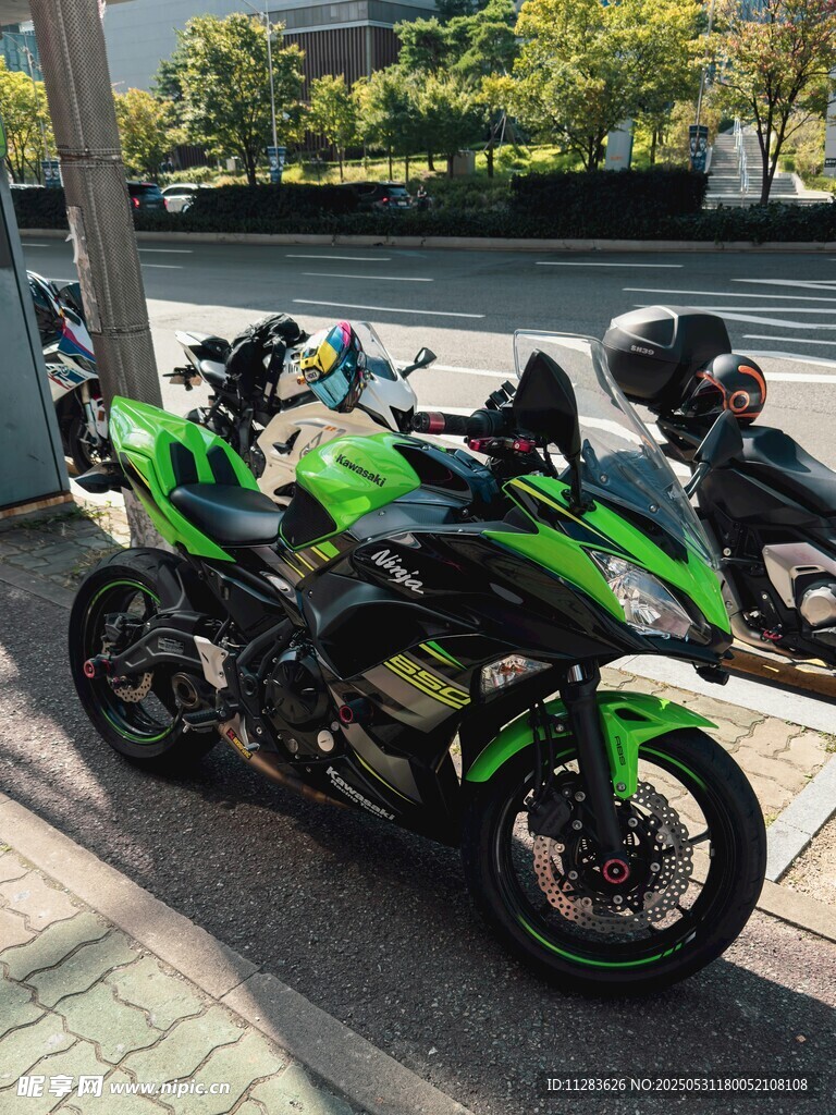 炫酷绿黑摩托车街头停放
