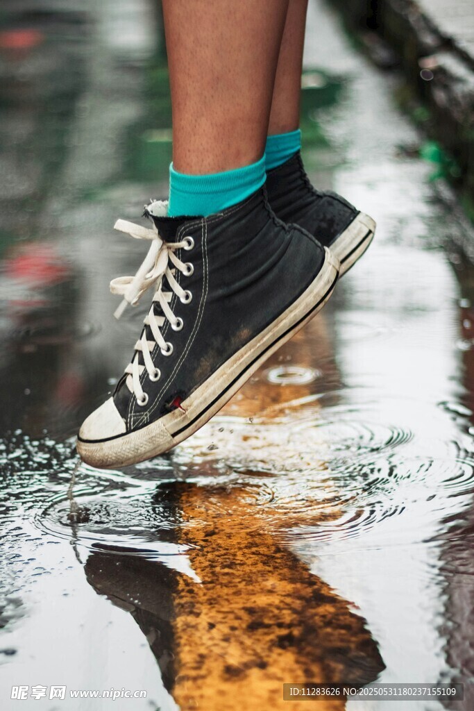 雨中跳跃的帆布鞋瞬间
