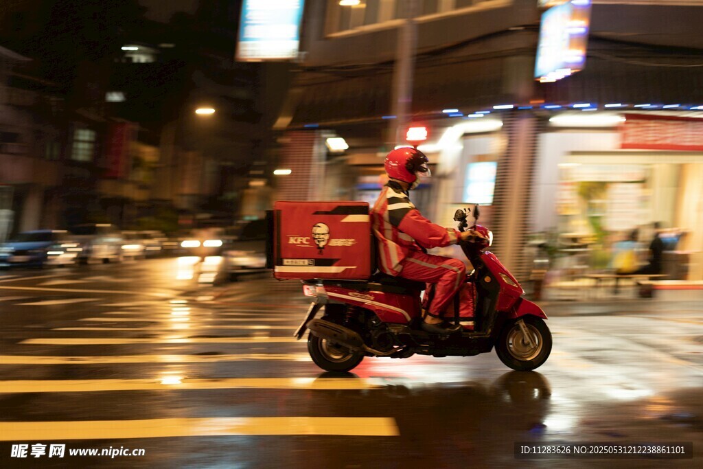 夜晚街头的外卖配送员