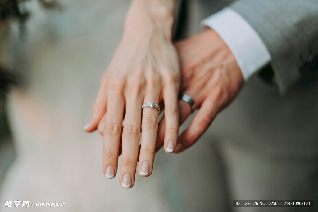 新人牵手 闪耀婚戒时刻