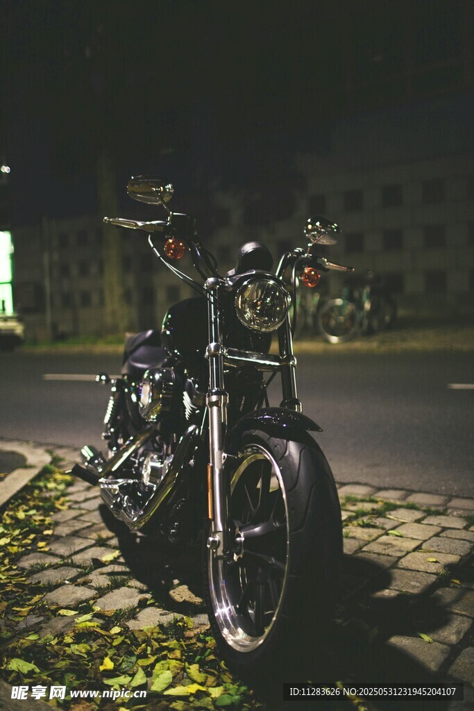 夜色中的复古摩托车