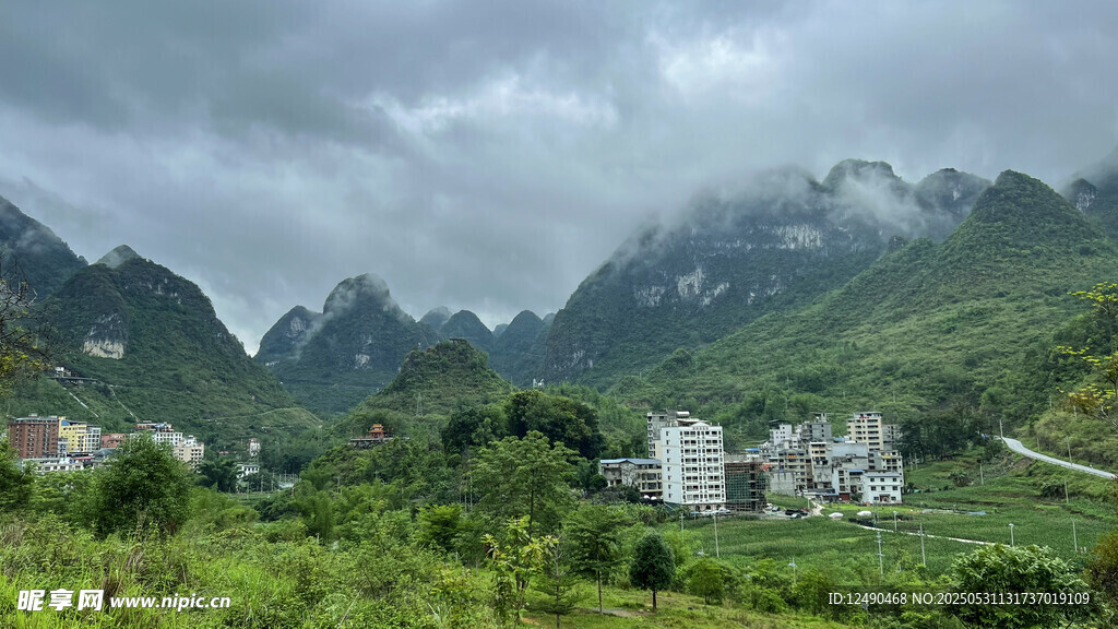 山间云雾缭绕的村落美景