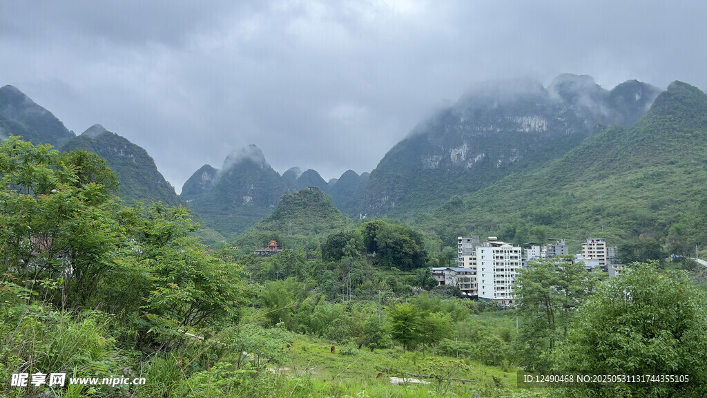 巴马百魔洞山景