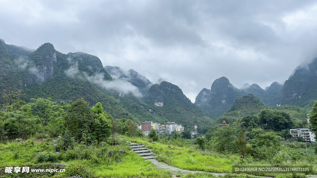 巴马百魔洞山