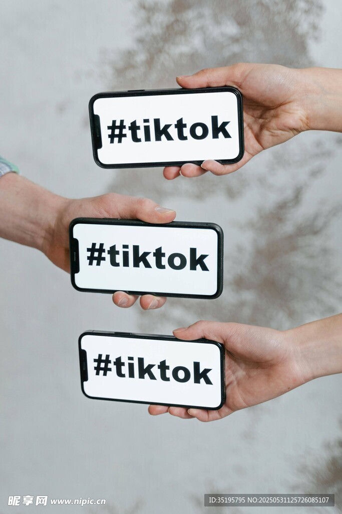 手举TikTok话题标签牌