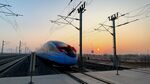 夕阳下的高速列车