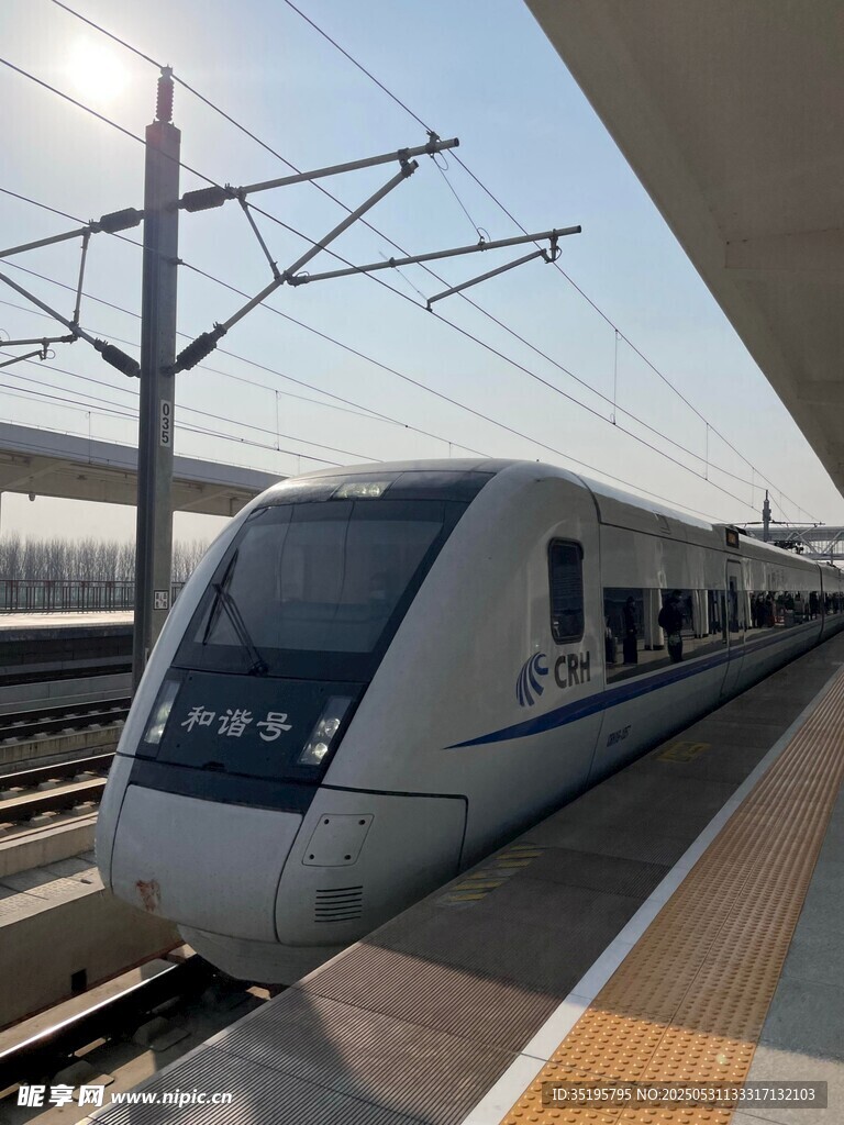 高铁站台上的高速列车