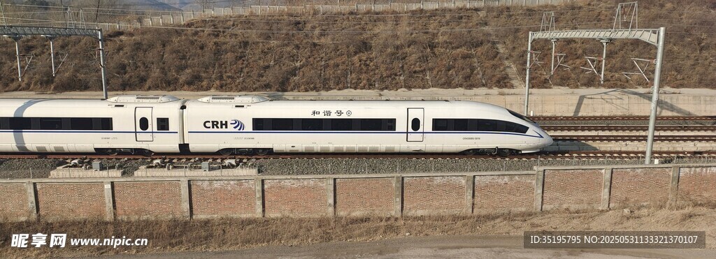 高速行驶的现代化高铁列车
