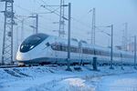 雪中铁皮长龙高速列车